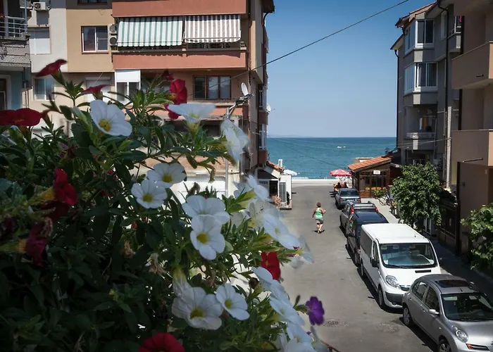 Konukevi Tiffany Boutique Suits -