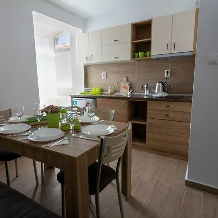 Gasthuis Tiffany Boutique Suits - Pomorie